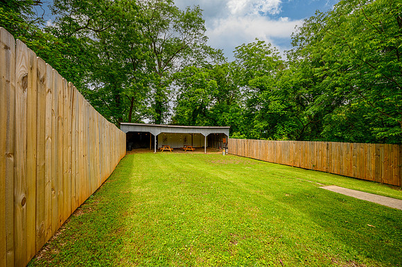 211 Holbrook WEB-122