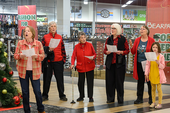 RR Santa-Tree Lighting WEB-131