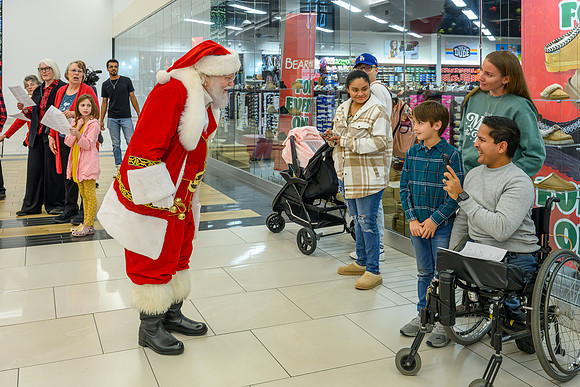 RR Santa-Tree Lighting WEB-139