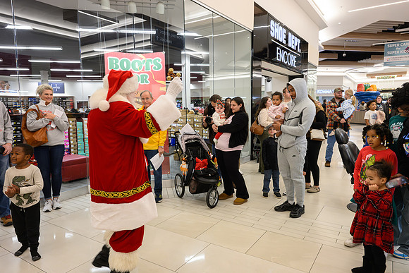 RR Santa-Tree Lighting WEB-145