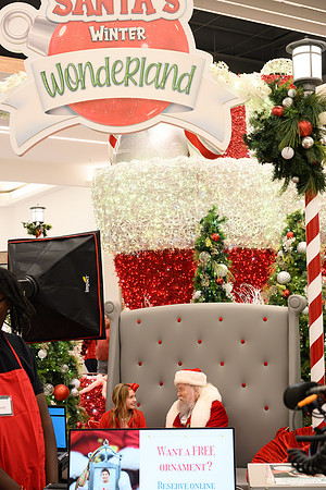 RR Santa-Tree Lighting WEB-155