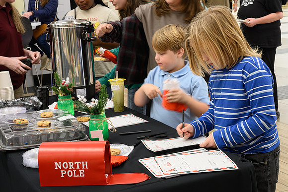 RR Santa-Tree Lighting WEB-162