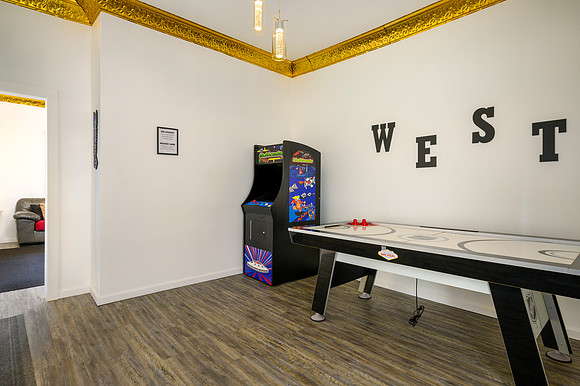211 Holbrook WEB-138