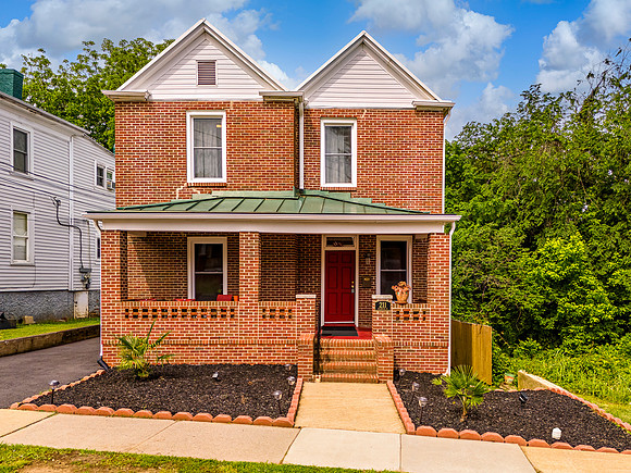 211 Holbrook WEB-117