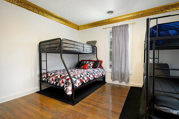 211 Holbrook WEB-154