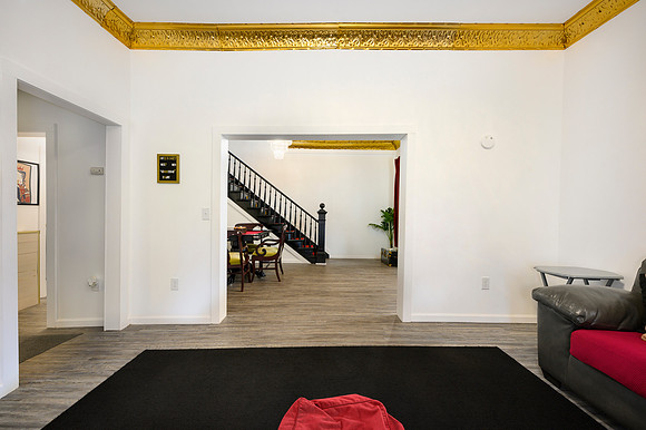 211 Holbrook WEB-135
