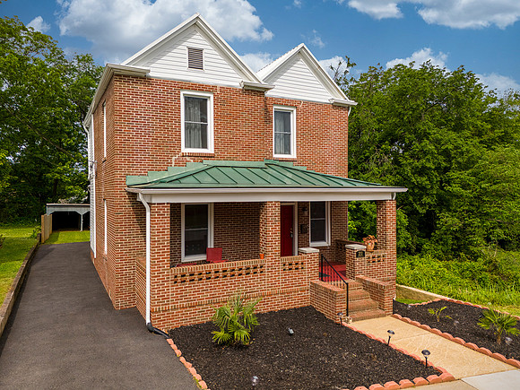 211 Holbrook WEB-110