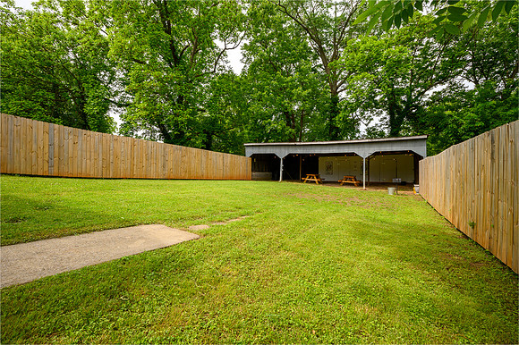 211 Holbrook WEB-124