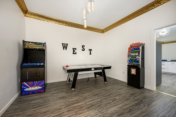 211 Holbrook WEB-137