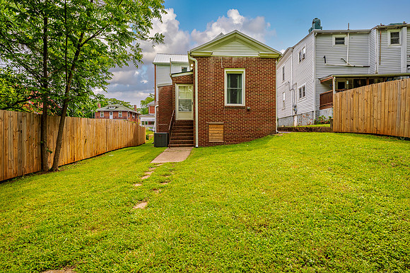 211 Holbrook WEB-121