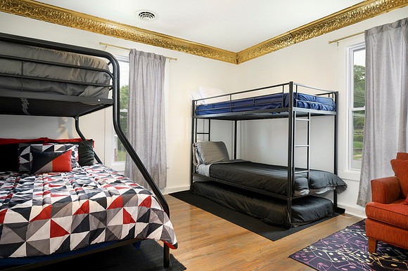 211 Holbrook WEB-153
