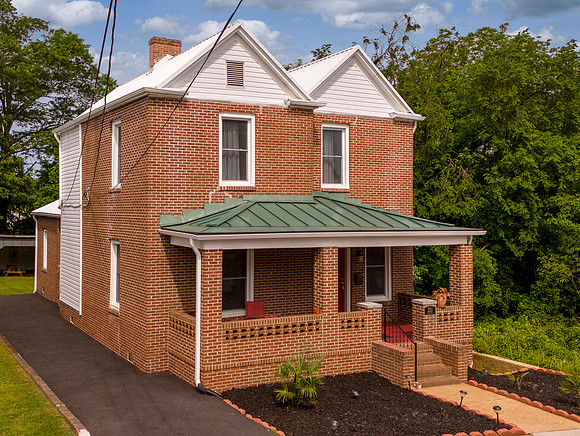 211 Holbrook WEB-105